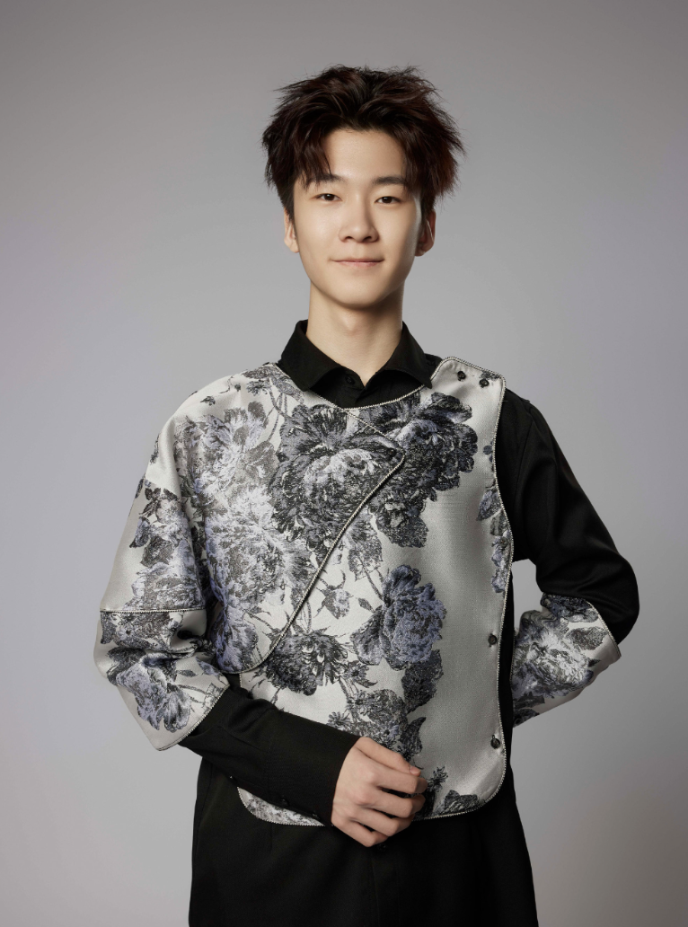 冯小刚张亮钟丽缇窦唯儿女拍杂志!16岁天天长成翻版张亮变化超大