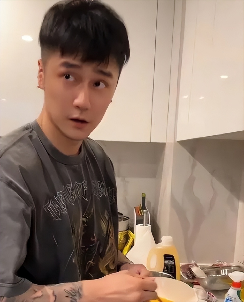 49岁演员高虎被曝落魄至送外卖,有同样境遇的还有"顶流"蒋劲夫