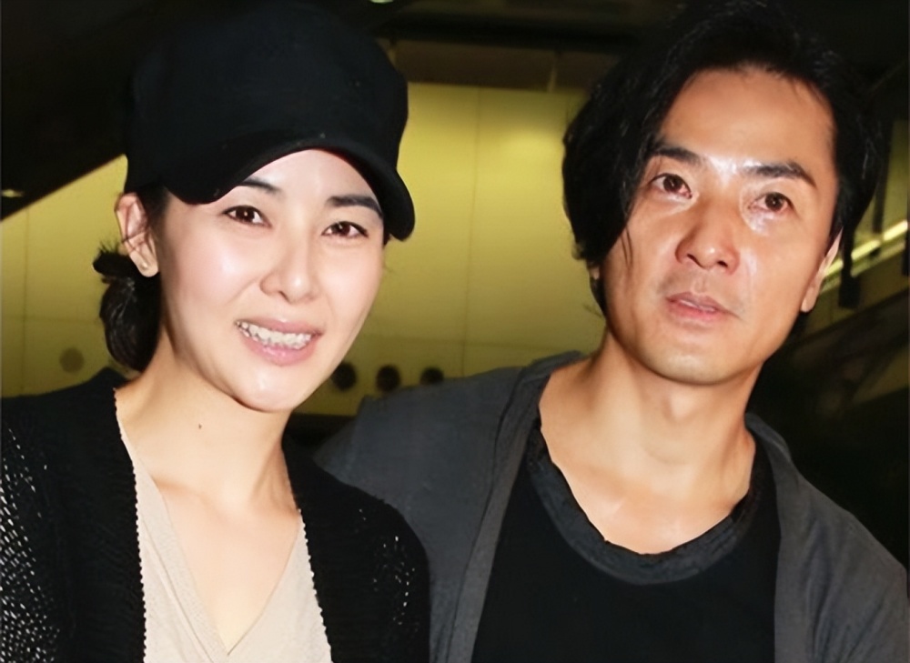 郑伊健日本庆结婚10周年与蒙嘉慧街头牵手秀恩爱无儿女仍幸福