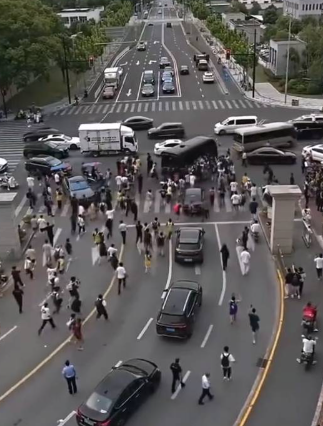 詹姆斯中国行，保镖辱骂驱赶球迷，究竟是谁的错？