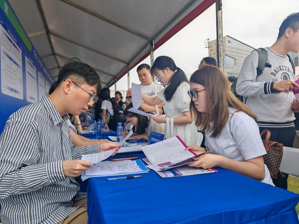 江西举办大型招聘会促进高校毕业生就业