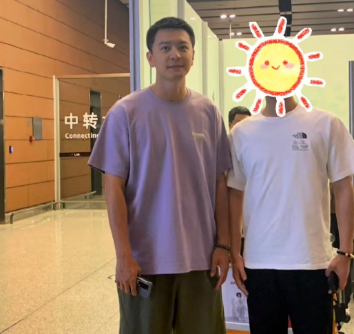 杨鸣正式回国抵达沈阳变胖变黑黑眼圈消失男神模样堕落