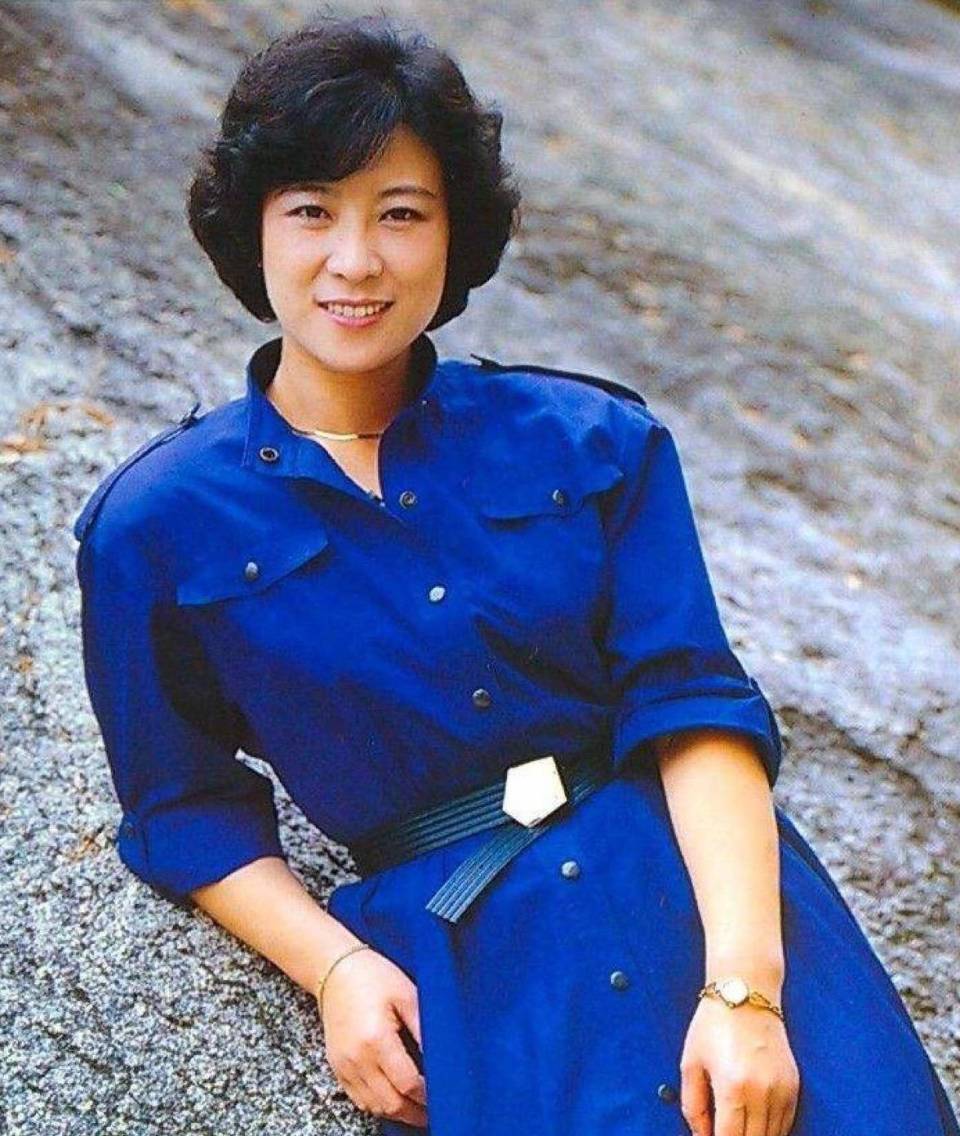 王骁的母亲王馥荔,26岁被誉影坛"第一嫂",抽烟毁嗓只为拍好戏