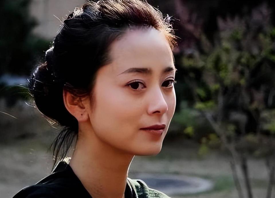 51岁谢润低调现身上海，身材苗条仍似少女，如今身份让人意外_腾讯新闻