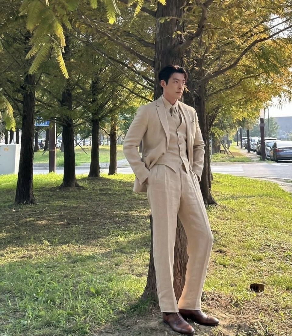 金宇彬秀高冷气质,完美脸庞在镜头前大放异彩_腾讯新闻