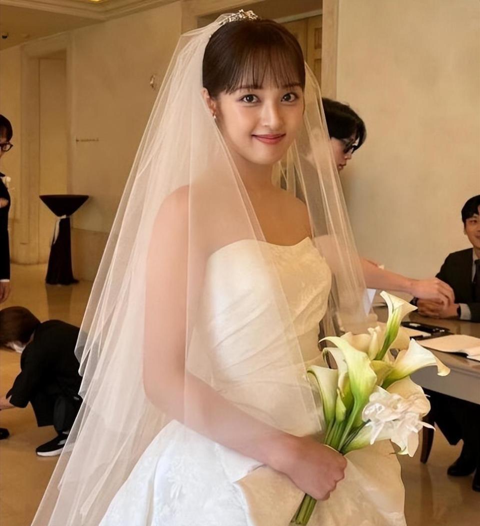 韩国知名女星,和约会三年的导演举行婚礼,好友金惠允,赵贤雅出席