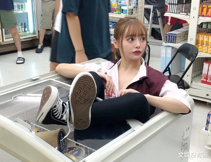 然后,许多韩国网民对小仓由菜受赏一事感到不满,并在热门网络社区上