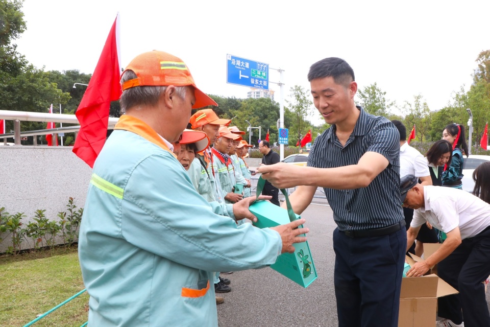 中秋国庆假期即将来临，他们走上街头给环卫工人送月饼