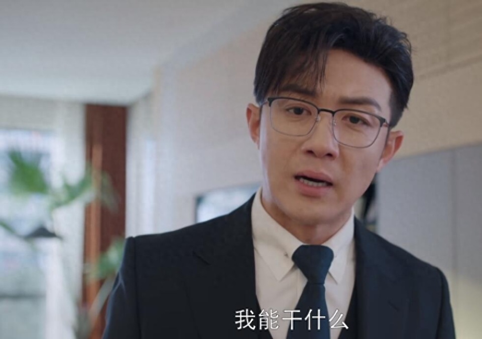 和唐嫣同班四年,被误认李亚鹏侄儿,李泽锋却成了"渣男专业户"_腾讯