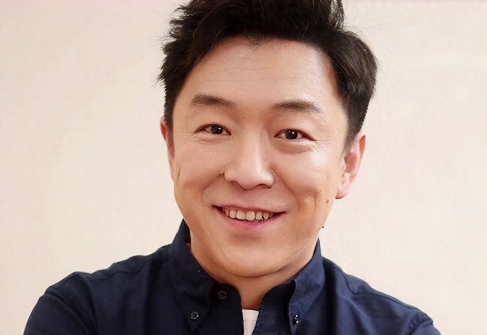 黄渤携妻子参加姐姐生日宴,小欧穿着休闲装,浑身散出自信