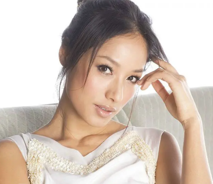 之后,她被广告公司相中,有机会与周星驰合作拍摄广告.