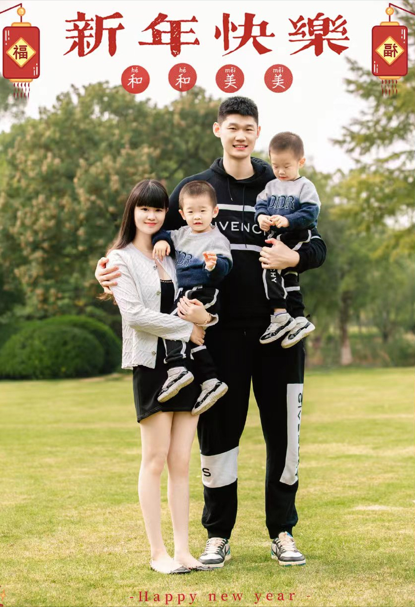 胡金秋晒家庭合照!一家四口其乐融融,妻子端庄,双胞胎儿子抢镜