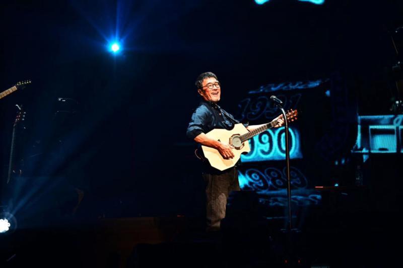 "一半似海水一半似火焰灼灼" 李宗盛的杯酒人生_腾讯新闻