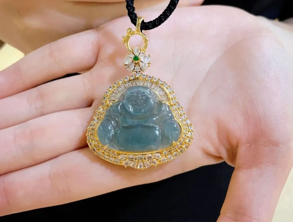 我花600多,买了一块6000多的翡翠吊坠!