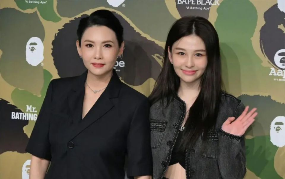 看了64岁钟楚红和44岁甘比的合照,才知道香港顶级美人的魅力