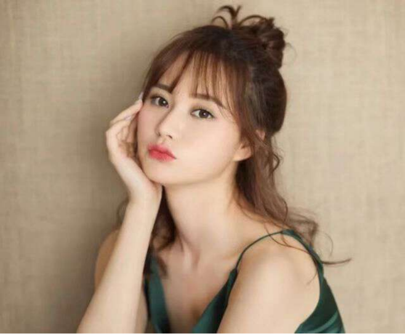 这次的《乡爱15》吴一迪没有参演,具体原因要追究到之前的情节.