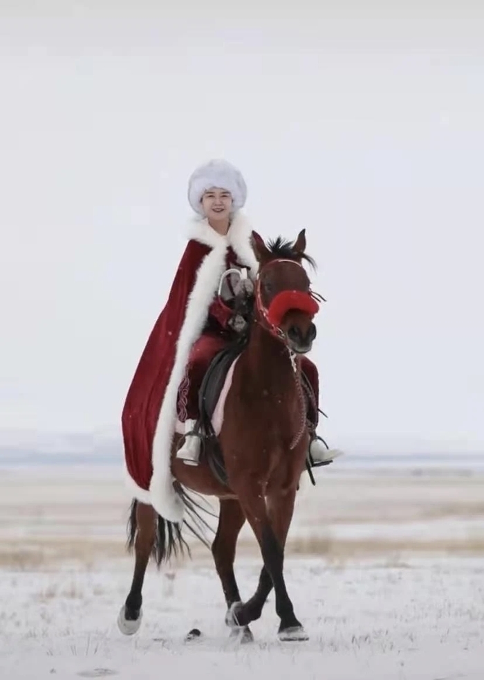 一襲紅袍 策馬雪原的女幹部賀嬌龍走了 - 