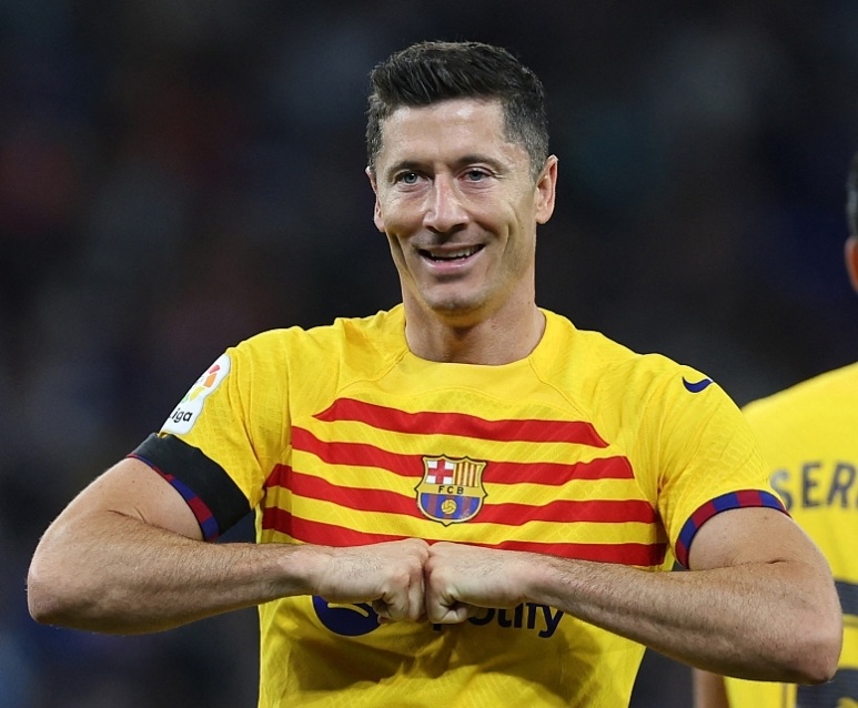 32莱万点射建功巴萨国王杯凯旋哈维造队史81年耻辱纪录