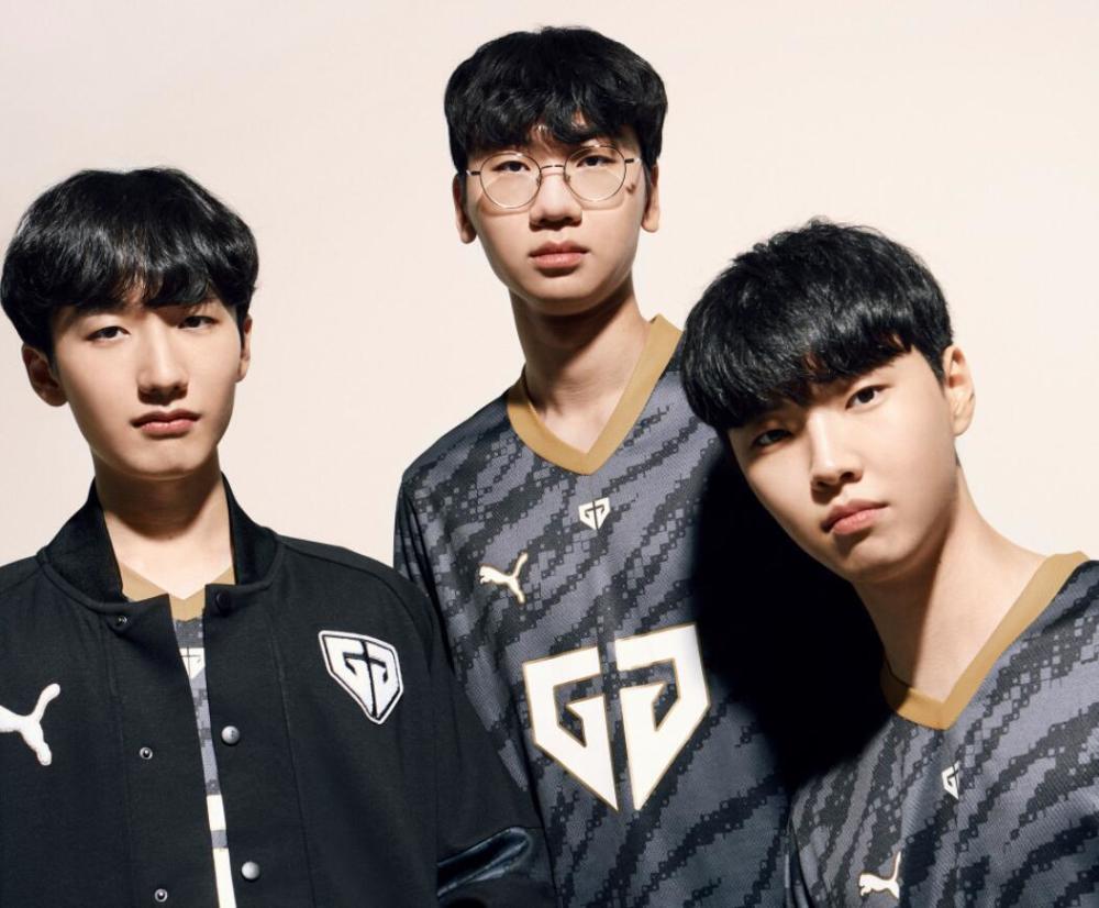 韩国网友怒怼lck战队输给lpl不配回国两队选手游泳回来吧