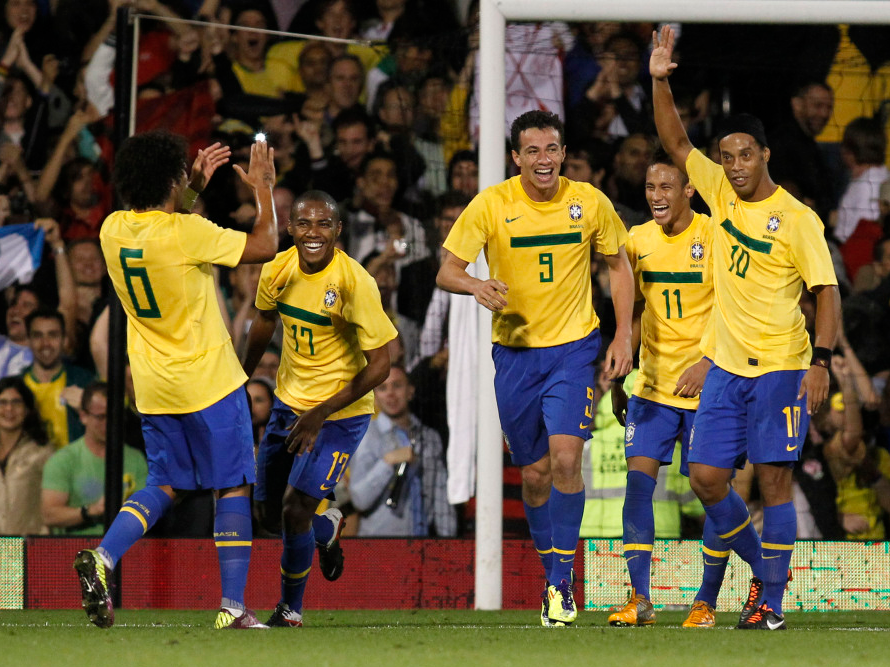 2006世界杯巴西队在小组赛可以说是正常发挥,3战全胜从小组中昂首出线