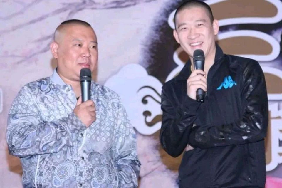 曹云金开专场翻红,13年前王惠的一"跪",寓意不简单_腾讯新闻