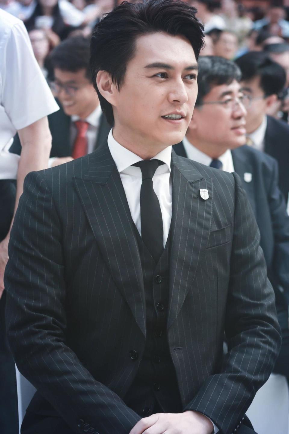 靳东的团长到底是什么级别的干部?毕竟文工团是文旅部的下级单位