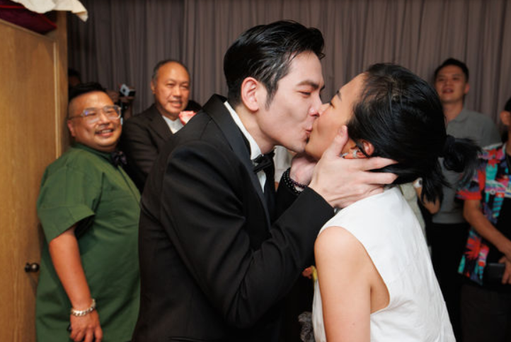 萧敬腾向50岁经纪人求婚誓言全曝光:委屈你16年,连家人都不知我们恋爱