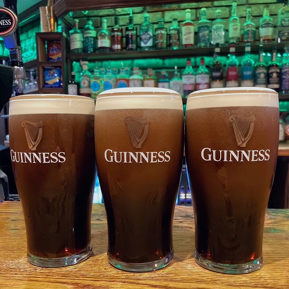 英超冷知识丨20队比赛日啤酒价格排名！曼联最便宜，阿森纳贵到爆！-腾讯新闻