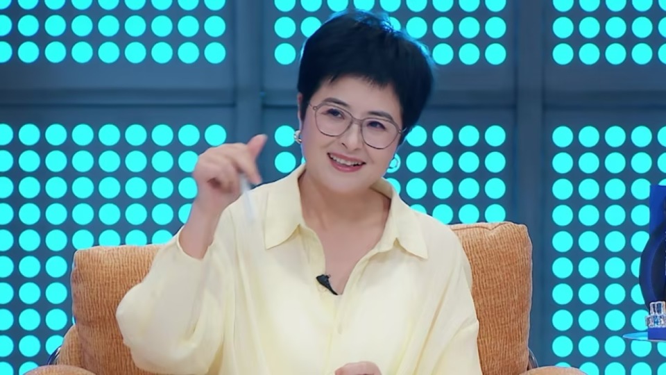 离开央视多年的张泉灵，凭什么能“一枝独秀”？_腾讯新闻
