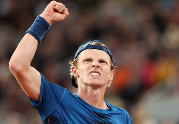 西西帕斯历经四盘,3-1闯进法网第三轮!阿尔卡拉斯3-1晋级