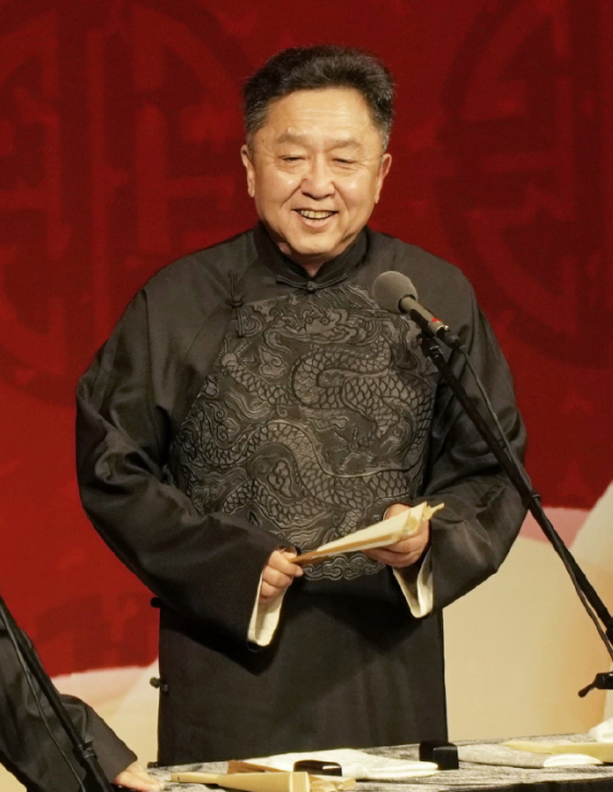 于谦分享农村生活,亲自打扫小院热得满身大汗,摘野菜吃生活简朴_腾讯