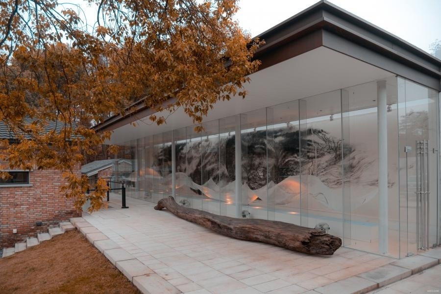 与汤湖美术馆相像的还有武汉东湖衫美术馆,它于2018年底正式向公众