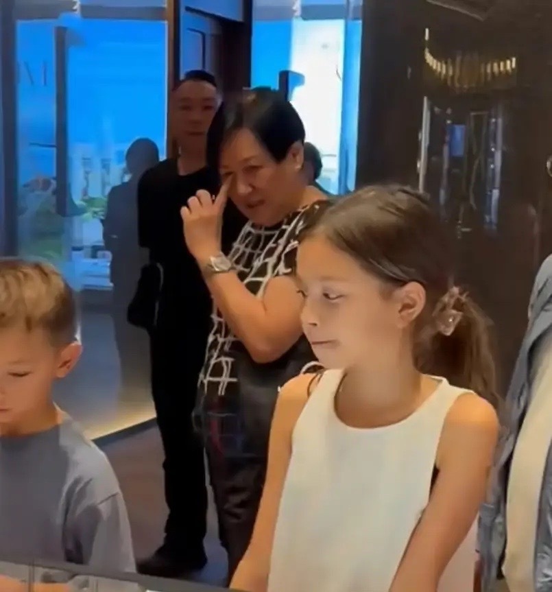 82岁杨受成带孙子买房，杨其龙头发花白比爹老，陆小曼挺大肚臃肿_腾讯新闻