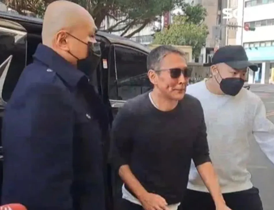 性侵员工被判4年，导演钮承泽出狱不戴电子脚镣，网友担心再犯_腾讯新闻