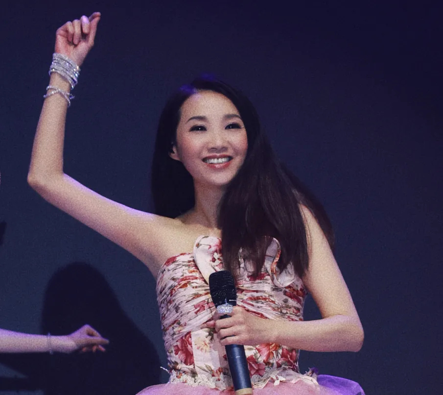 过气港星内地商演月赚百万,和丈夫结婚21年没领证,孩子都20岁了