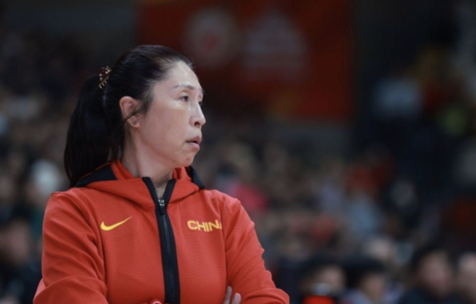 女篮迎来王牌归队 李梦复出在即 断崖式下滑后郑薇等来救星吗_腾讯新闻