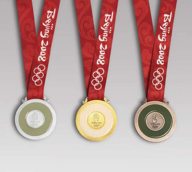 2008年中国北京奥运会奖牌,奖牌背面镶有一块玉璧,其设计灵感来源于