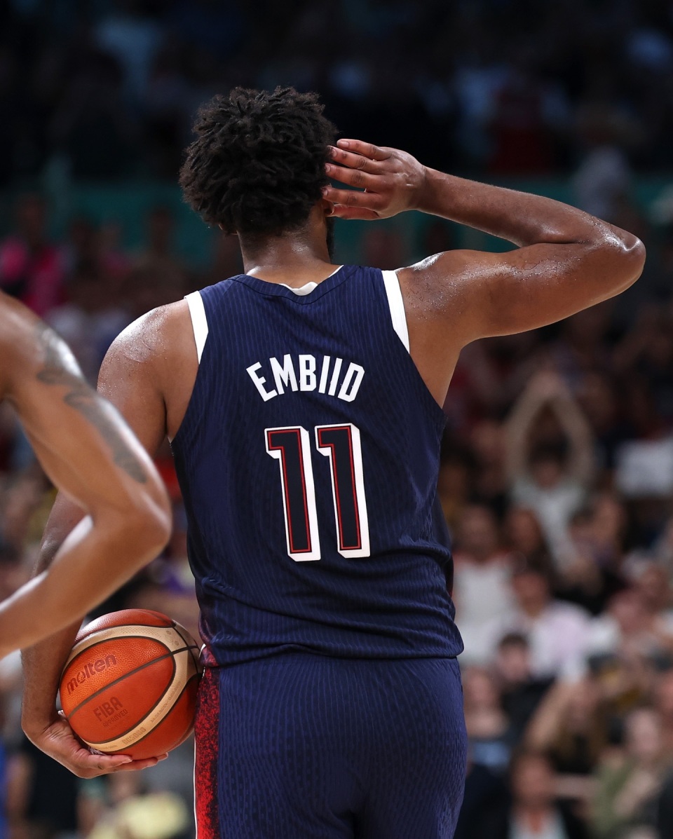 恩比德重回首发14投15分霸气回应漫天嘘声尴尬三不沾遭fiba调侃