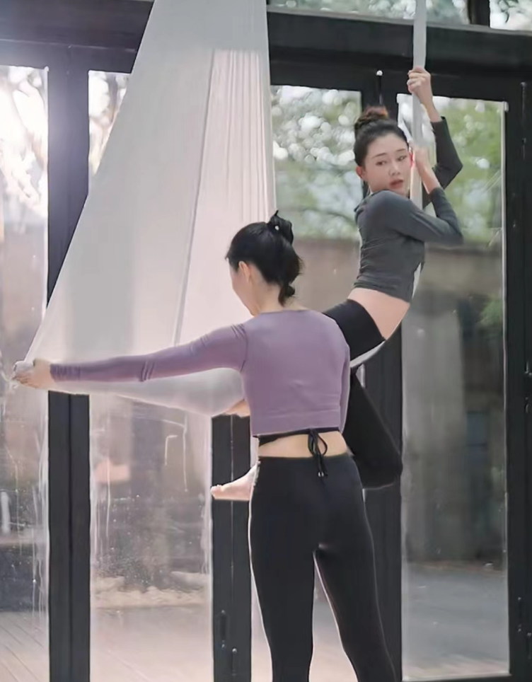 郑恺老婆挑战高难度瑜伽,轻松完成空中一字马,纤瘦苗条又美又飒_腾讯