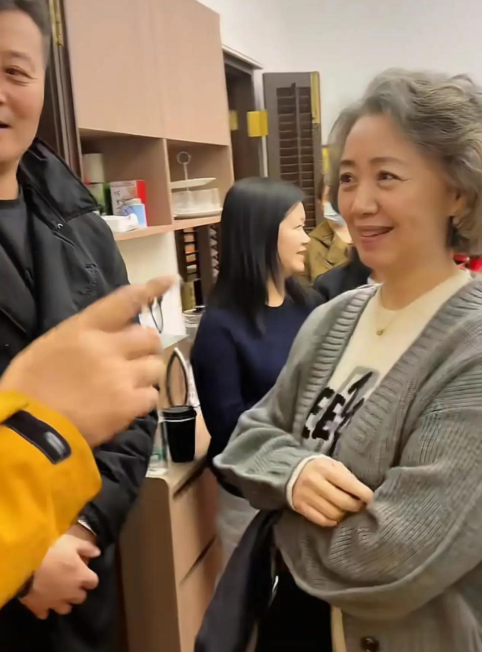 任程伟携妻子参加同学聚会,55岁黄蕾头发全白,和老公不像同辈人
