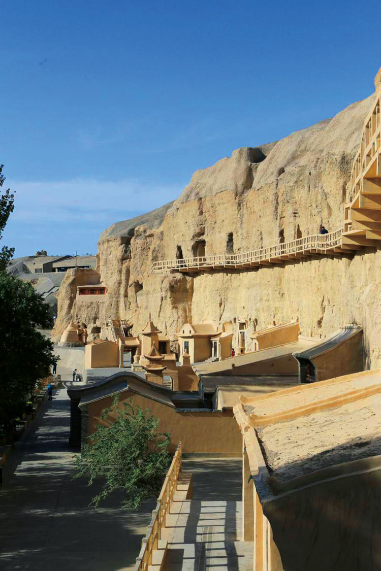 据邢耀龙介绍,实际上榆林窟的始建年代并无文字可考,但从洞窟形式和有