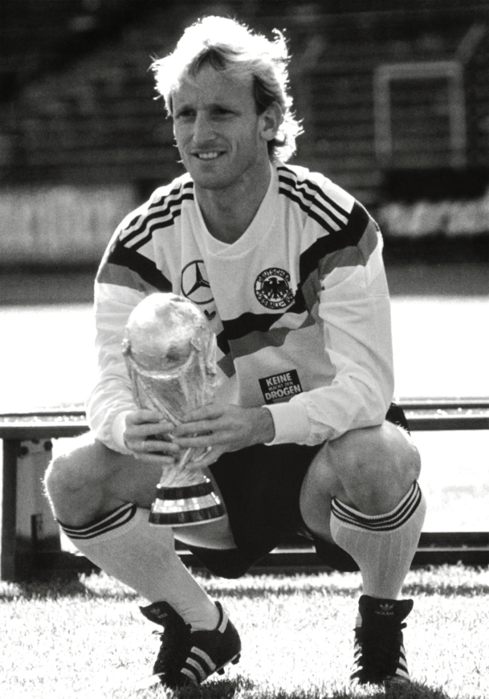 青春逝去德国三驾马车成历史德国足球名宿布雷默意外去世