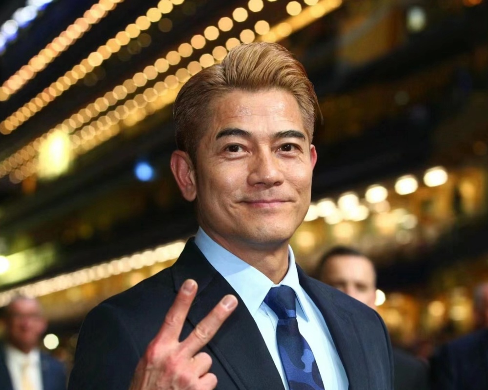 郭富城赛马赢200万港元,激动拥抱方媛,身旁岳父笑得见牙不见眼_腾讯