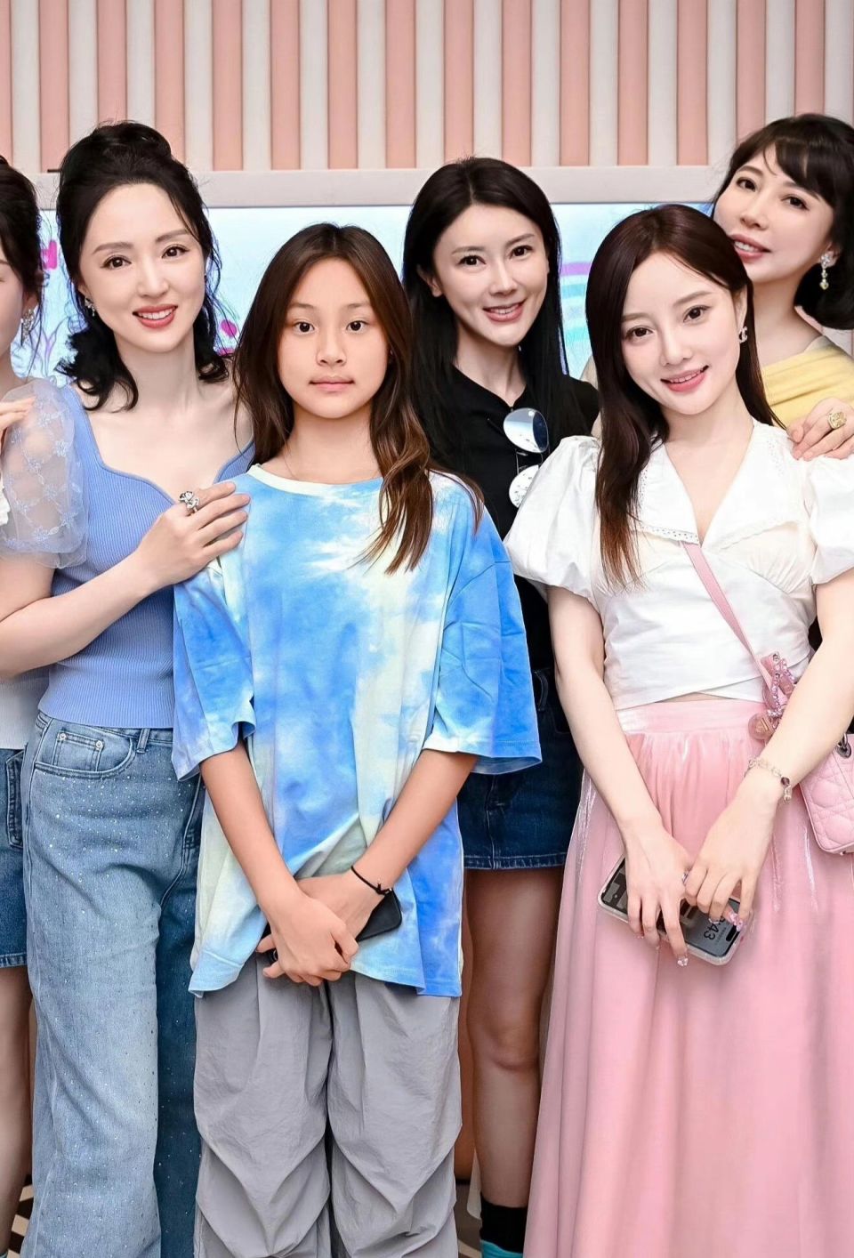 甜馨,李小璐现身董璇女儿生日宴,妈妈比女儿更有少女感,网友评价很