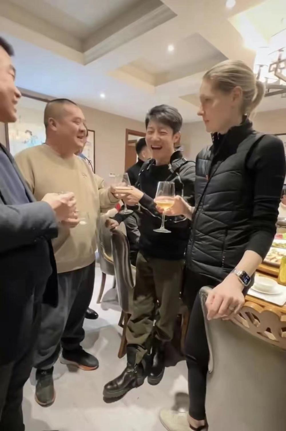 撒贝宁携妻女出游白发明显,李白似少女,3岁混血女儿高颜值像妈_腾讯