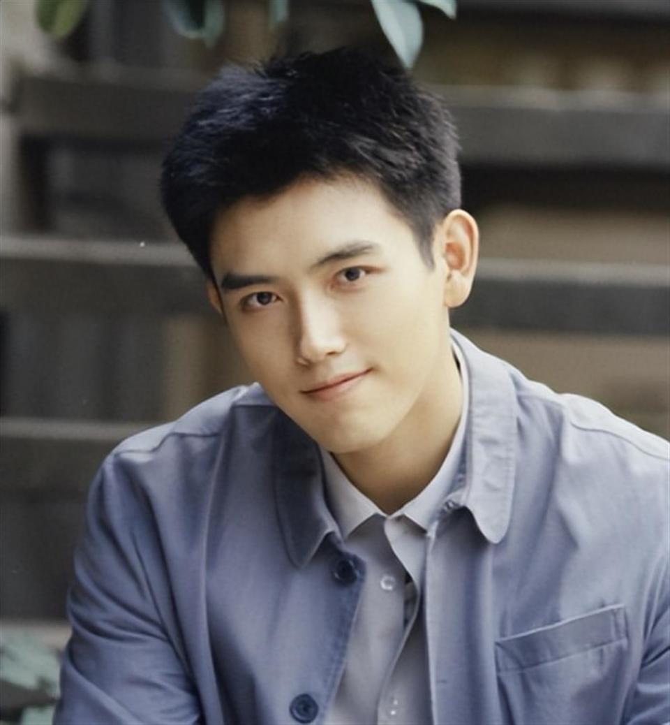74岁大导演陈凯歌开心了，富养25年的儿子陈飞宇，如今为他争光_腾讯新闻