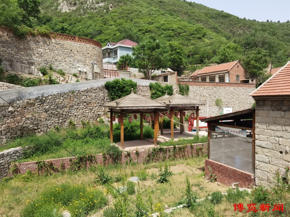 的石房建筑,潺潺流淌的小河,不仅让土峪村村民拿出自家的院子改做民宿