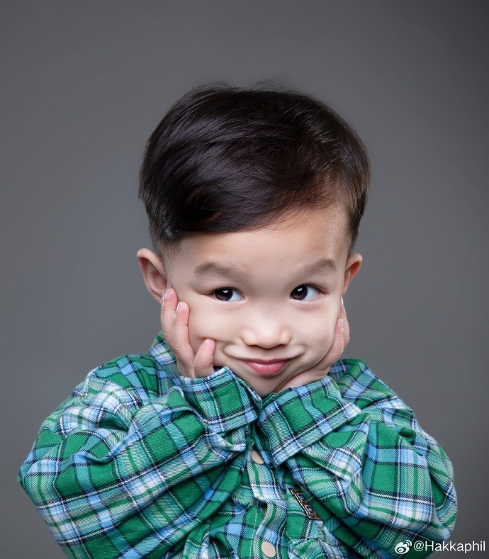 时而又俏皮地将自己打扮成"大侠"的模样,小屁孩