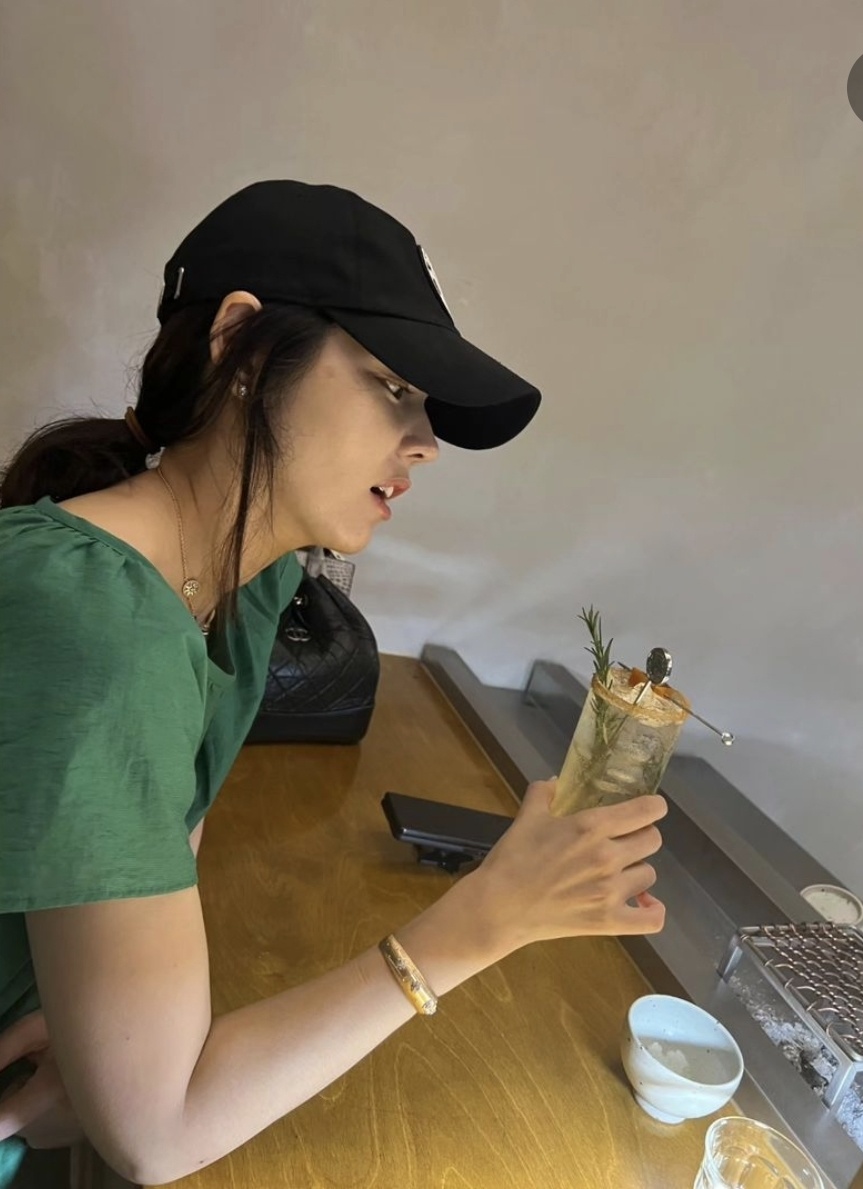 韩佳人益善洞游玩照片公开,素颜朴素穿搭却不失高级感,美貌与品味并存