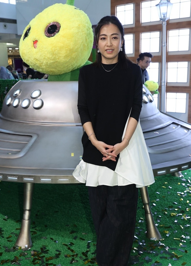 甘比高调秀恩爱曝刘銮雄吃孩子的醋要老婆亲手给他织毛衣